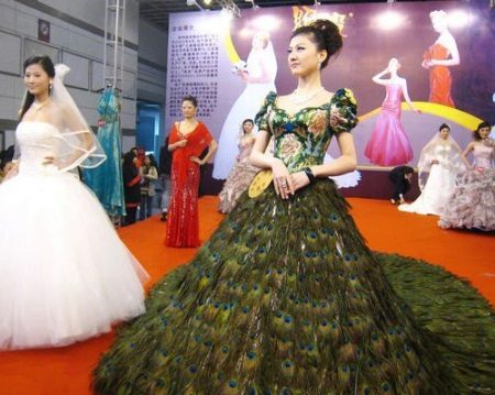 Robe de mariée en plumes de paon