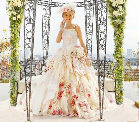Robe de mariée avec des fleurs