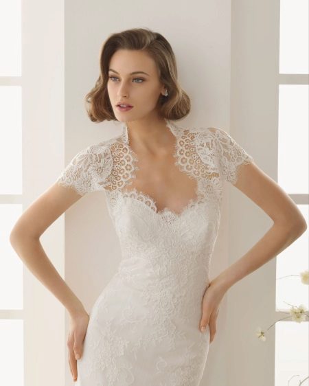 Découpe coeur avec robe de mariée festonnée