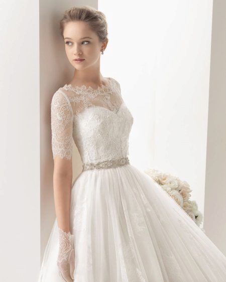 Robe longue en dentelle à manches