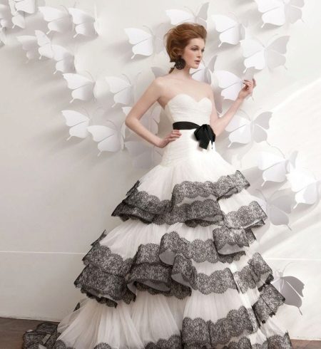 Éléments de dentelle sur une robe de mariée
