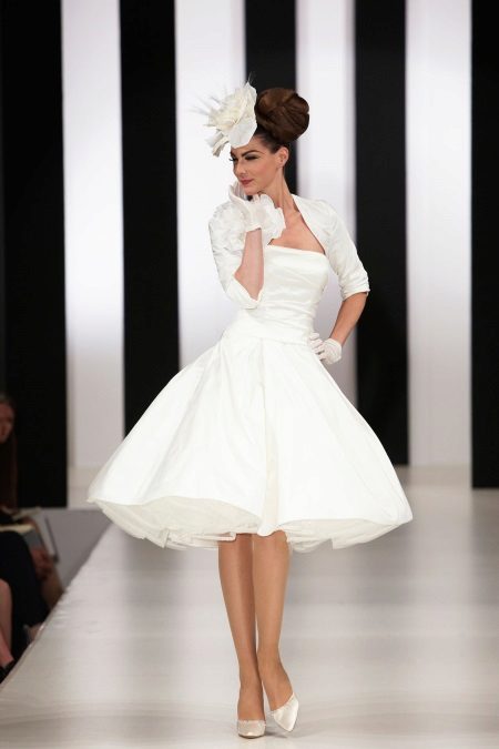Robe courte avec gants, boléro et chapeau