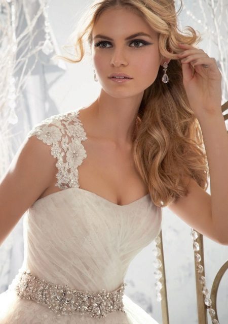 Décoration à la taille de la robe de mariée