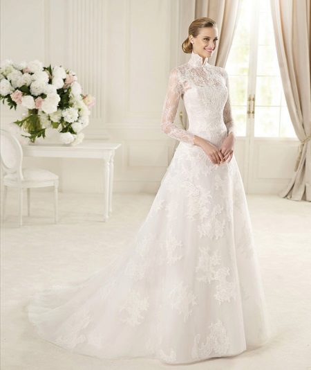 Robe de mariée avec des manches en dentelle