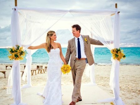 Robe de mariée droite pour un mariage à la plage.