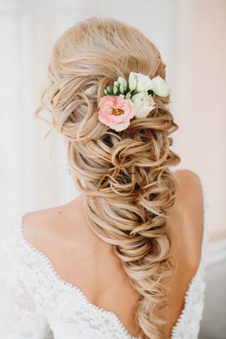 Fleurs fraîches dans une coiffure de mariage