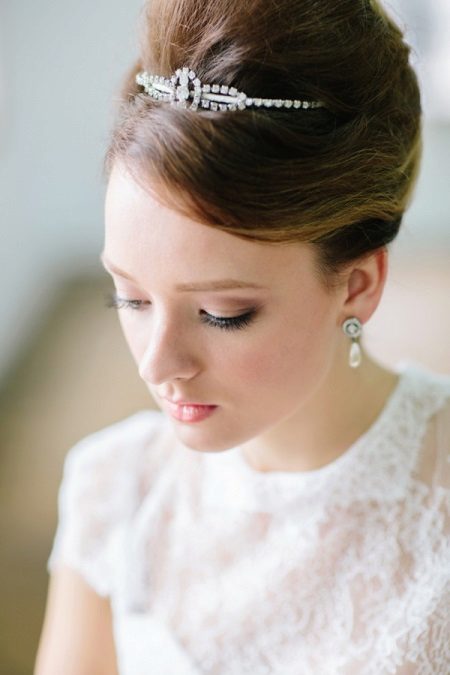 Coiffure pour une mariée courte avec une petite croissance pour un mariage