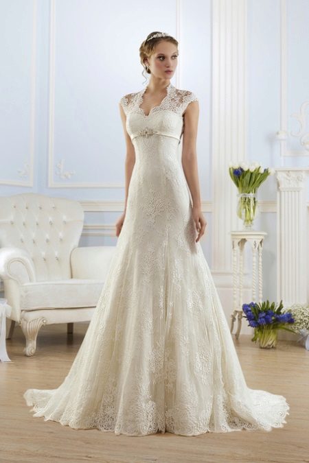 Robe de mariée avec des lignes verticales pour les petites mariées