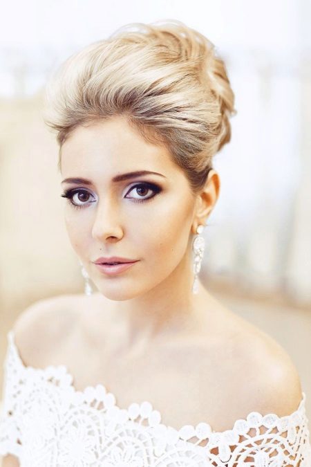 Coiffure pour une mariée courte pour un mariage