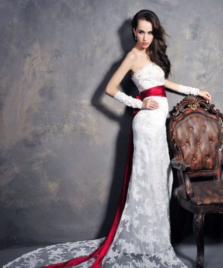 Robe de mariée en dentelle avec une longue ceinture