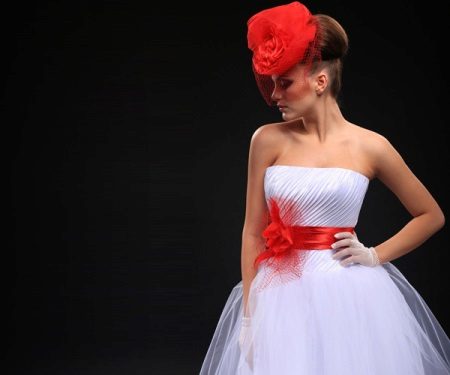 Robe de mariée avec une ceinture rouge et un chapeau