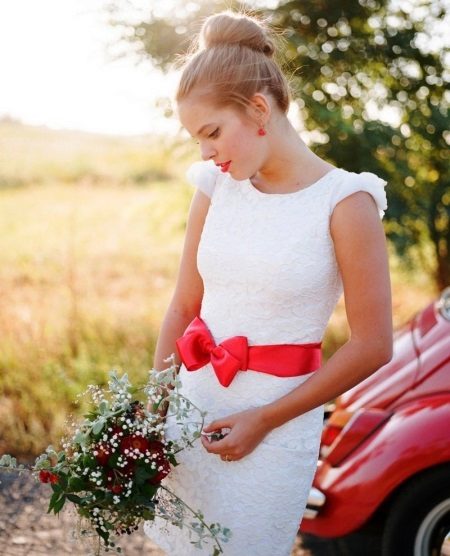 Robe de mariée blanche avec une ceinture bordeaux