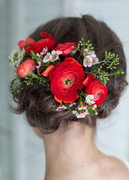 Fleurs rouges dans les cheveux