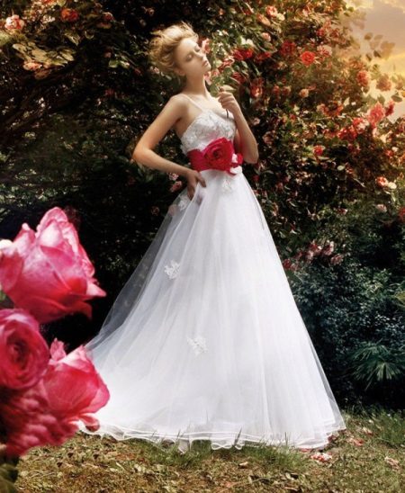 Robe de mariée avec une ceinture rouge