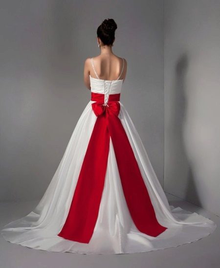 Robe de mariée rouge avec ceinture et ruban dans les cheveux