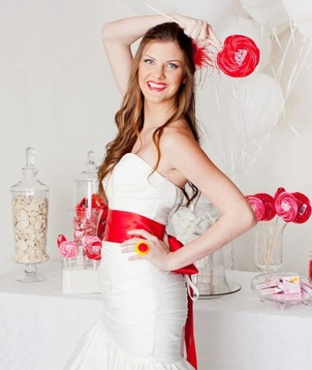 Robe de mariée sirène avec noeud rouge