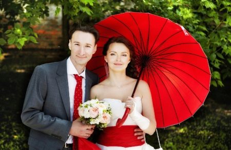Robe de mariée avec une ceinture rouge