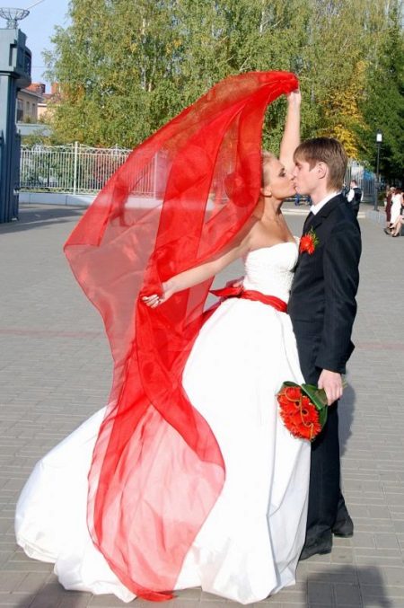 Voile rouge avec une robe ceinture rouge