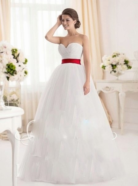 Robe de mariée avec décolleté en coeur et ceinture rouge