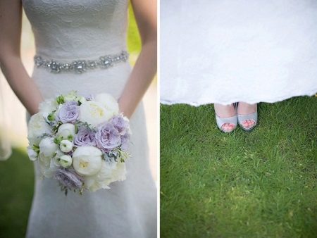 Bouquet de mariage et chaussures sur le mariage de lavande