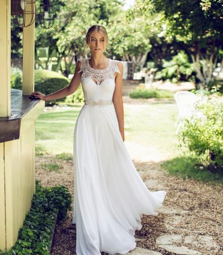 Robe de mariée avec col droit ajouré