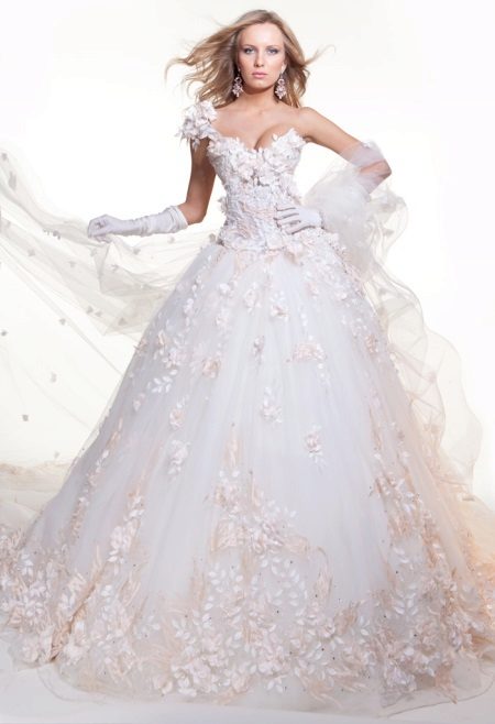 Robe de mariée avec application de fleurs par Oksana Mucha