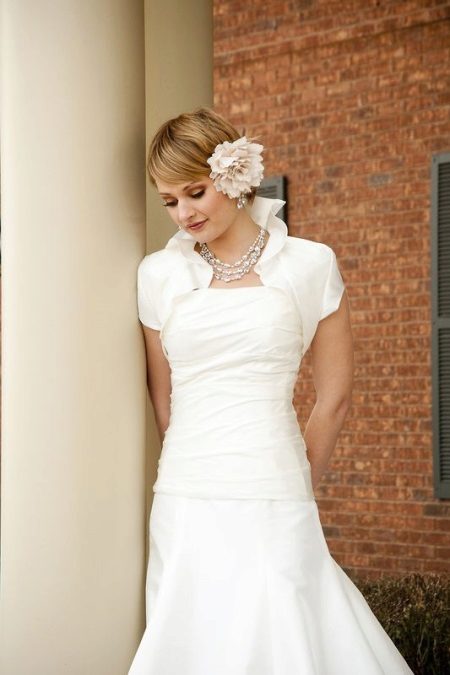 Robe de mariée avec un boléro