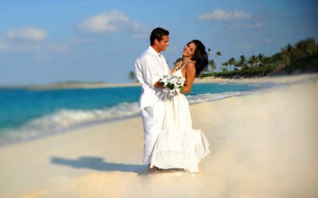 Robe de mariée tricotée sur la plage