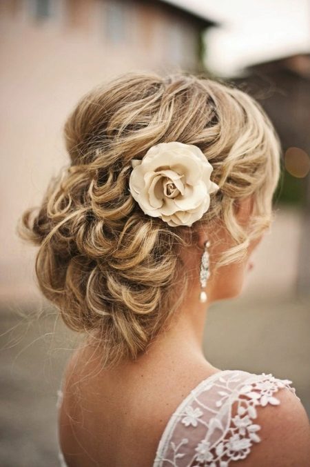Coiffure convenable pour un mariage à la plage