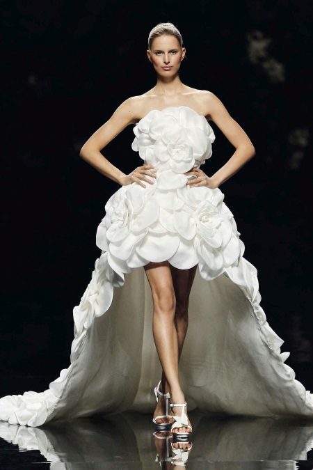 Robe de mariée courte avec des fleurs et train