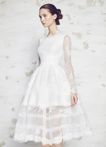 Robe de mariée avec des mains courtes en dentelle