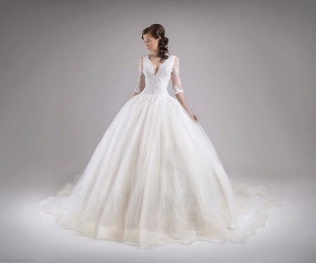 Magnifique robe de mariée avec des manches dans le style d'une princesse