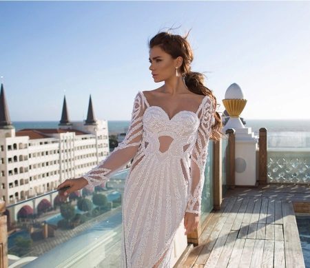 Robe de mariée droite avec des manches en dentelle