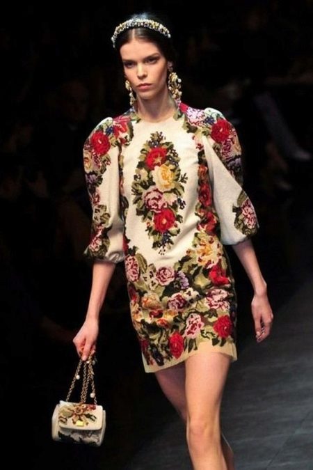 Robe courte de mariage avec broderie