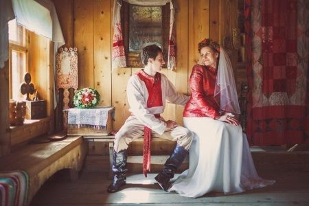Robe de mariée à la russe avec un voile