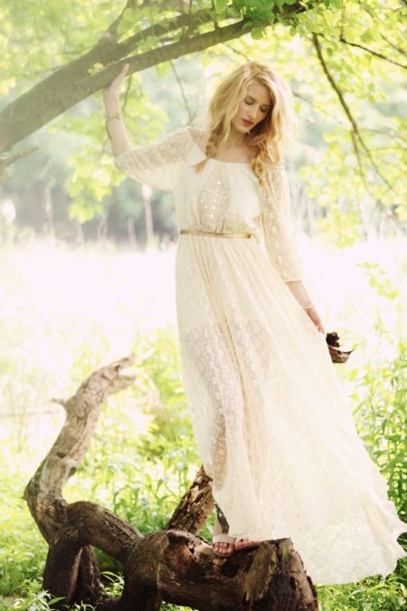 Robe de mariée en dentelle rustique