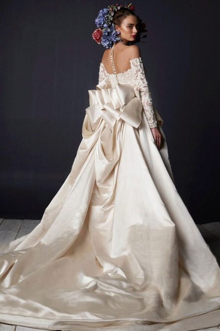 Robe de mariée magnifique avec un train et un haut en dentelle