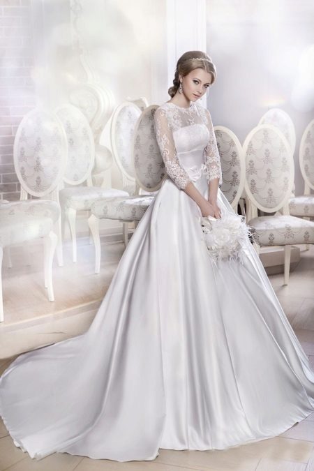 Tenue magnifique avec un mariage en train