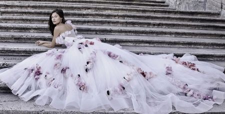 Robe de mariée avec train et fleurs