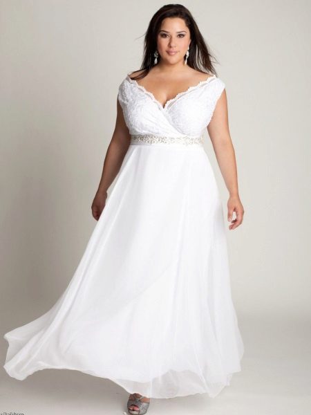 Robe de mariée pour le plein dans le style grec