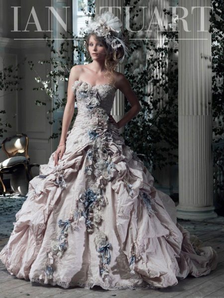 Robe de mariée de Ian Stuart avec des fleurs