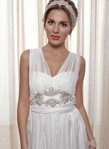 Robe de mariée fermée avec des bretelles transparentes