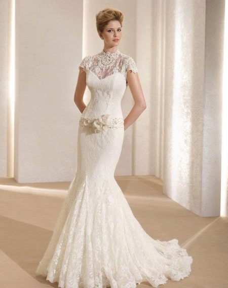 Robe de mariée avec un cou, des épaules et un décolleté fermés