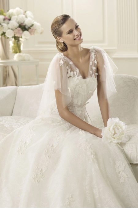 Robe de mariée en dentelle avec top fermé