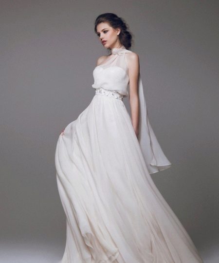 Robe de mariée avec un cou fermé