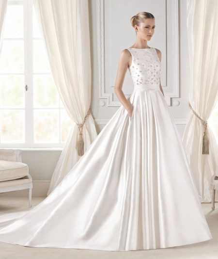 Robe de mariée moelleuse à encolure fermée
