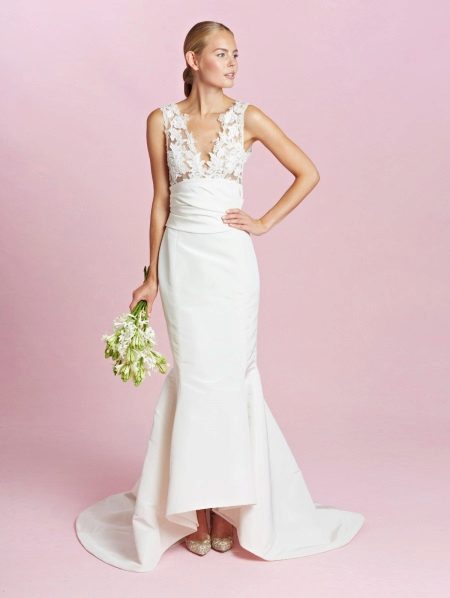 Robe de mariée à bretelles larges et décolleté profond