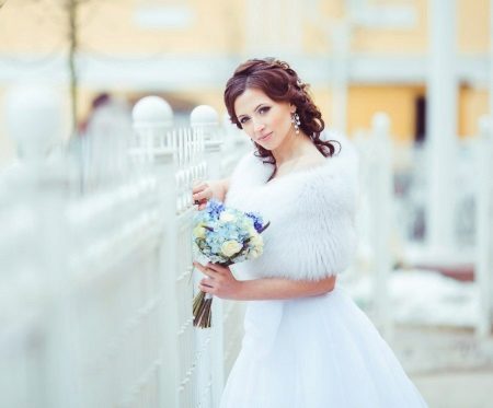 Robe de mariée avec manteau de fourrure