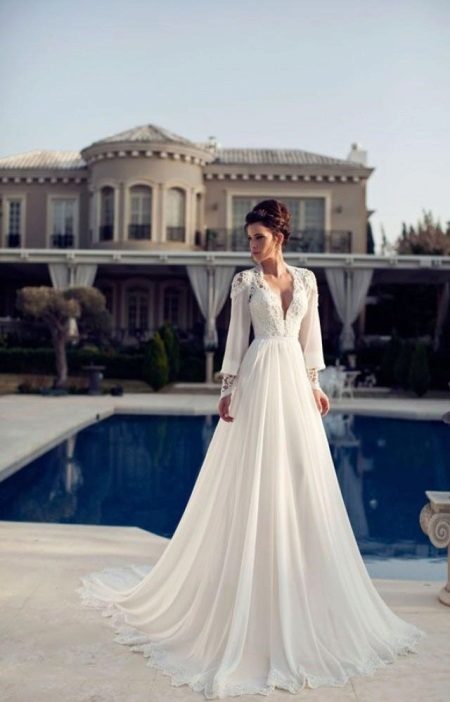 Robe de mariée avec les épaules et les bras fermés