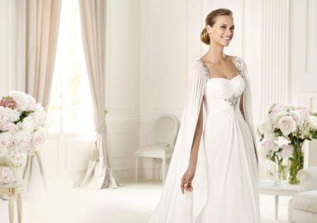 Robe de mariée avec une cape